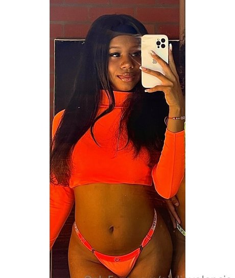 Giuliavalencia actrice de nus images