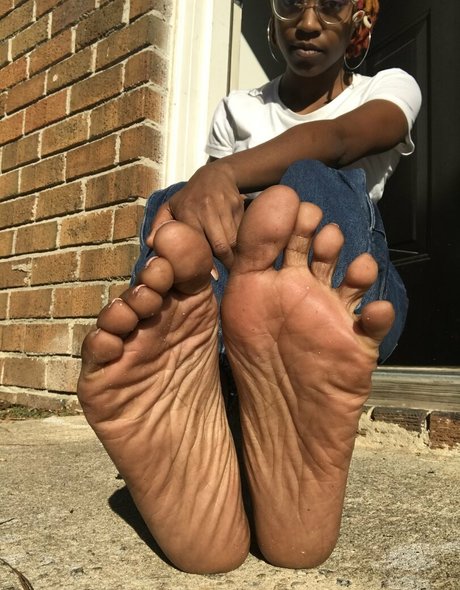 littleebonyfeet star du porno belle img