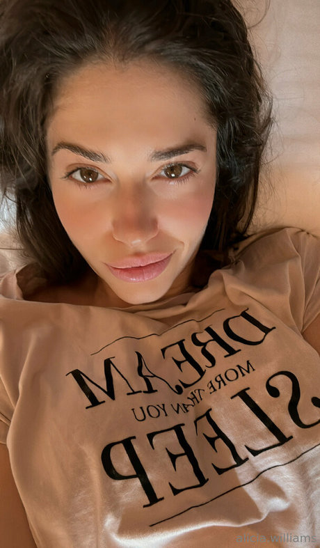 Alicia Williams modèle sexy image