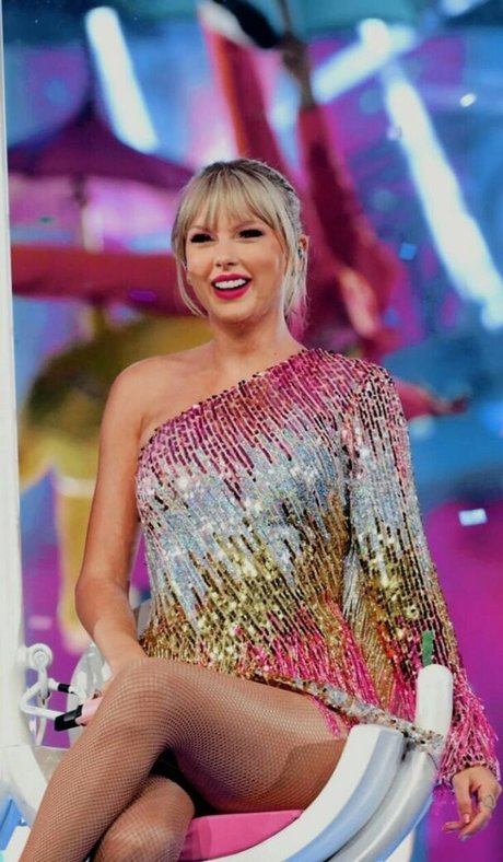 Taylor Swift modèle adulte images