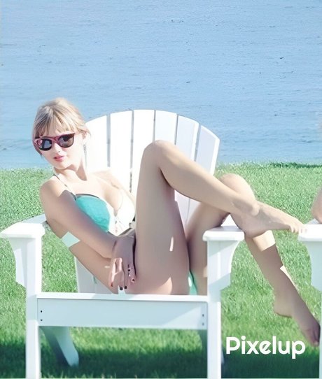 Taylor Swift mannequin images