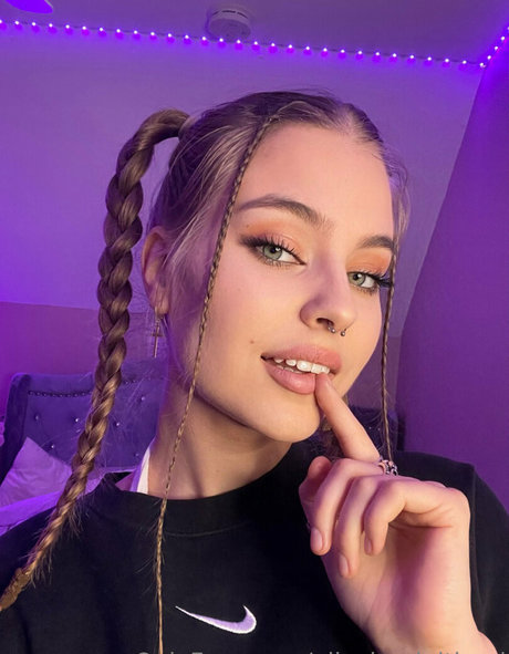 Aliceinadultland modèle xxx images