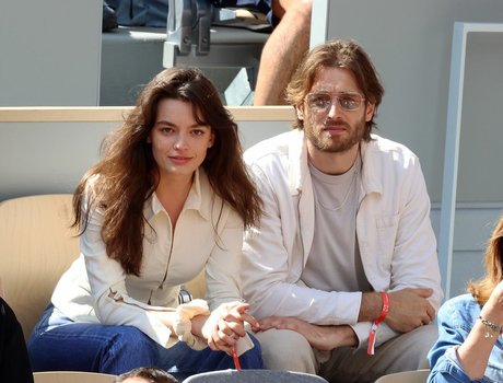 Emma Mackey modèle gratuit photos