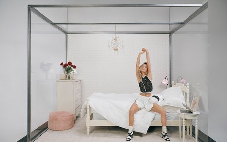 Lily Rose Depp étoile adulte image