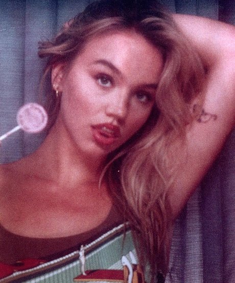 Emma Brooks modèle érotique des photos