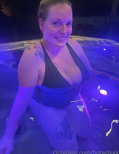 hotwifekk modèle nu collection