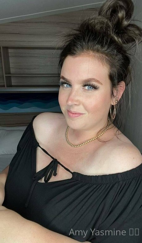 amy yasmine art modèle image