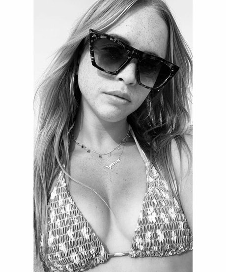 blonde étudiante onlyfans haut gratuit collection