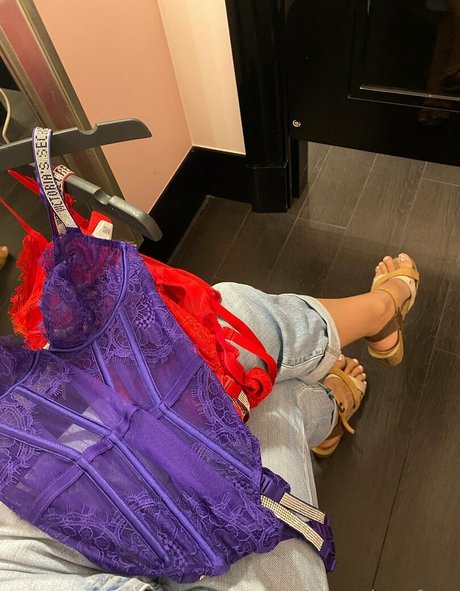 eurasian feet étoile de l'art galeries