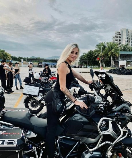 Veta George Models modèle de haute qualité image