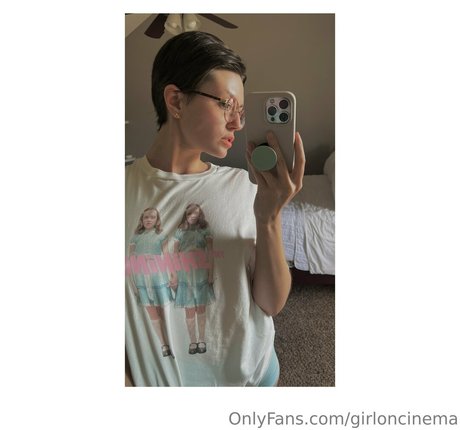 Girl On Cinema star du porno en haute qualité photo