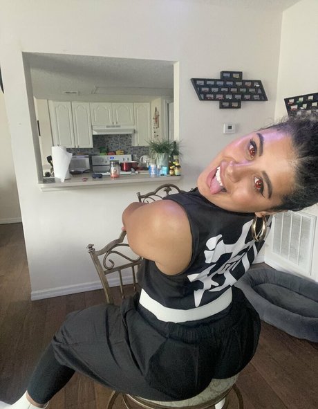 JustYeliz actrice adulte des photos