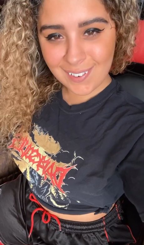 JustYeliz modèle exclusif photos