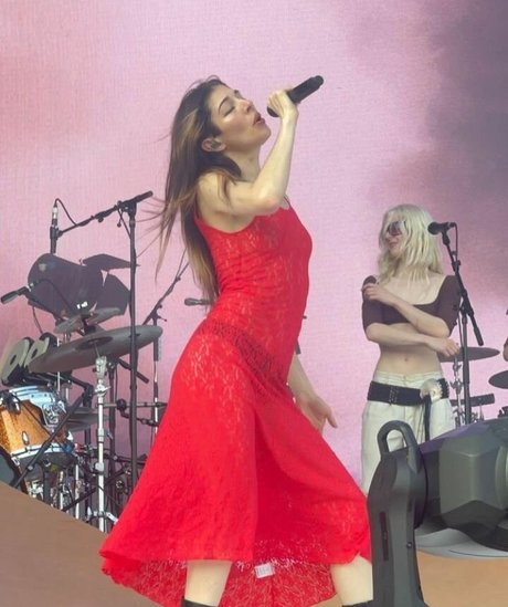 Caroline Polachek modèle exclusif img