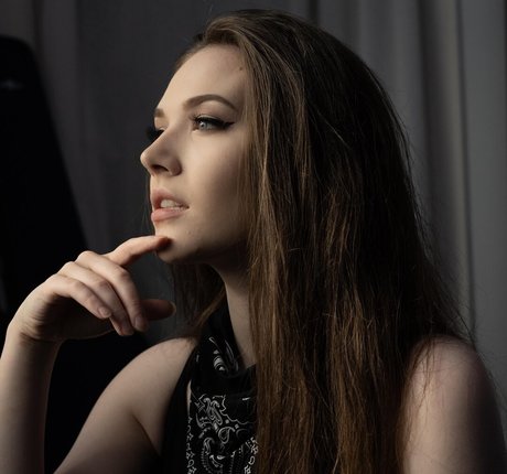 Caitlin Scott star exclusive images