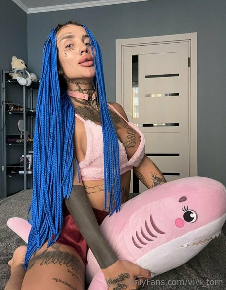 vivi torn haut modèle photos