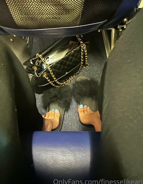 finesselikeari actrice érotique photos