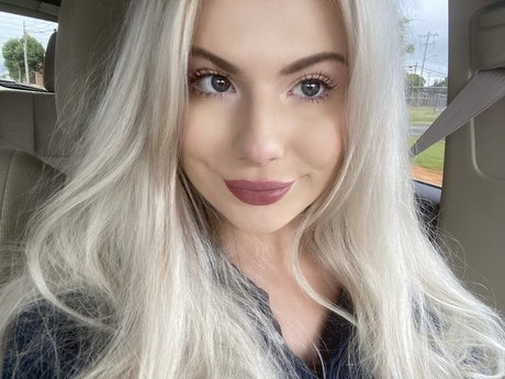 Riley Sinclair star du porno de haute qualité photos