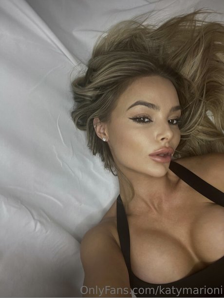 Katy Marioni modèle chaud image