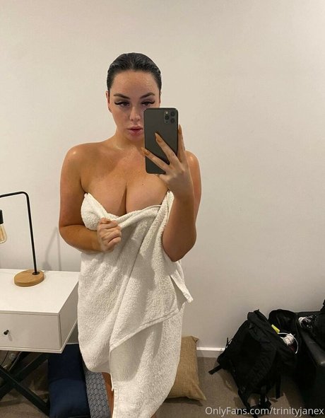 gros seins huilés onlyfans exclusivité érotique image