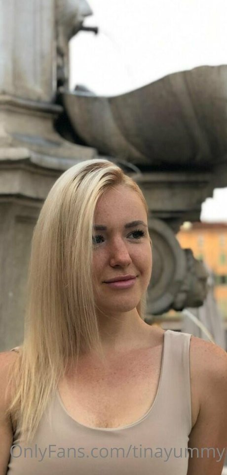 TinaYummy étoile érotique des photos