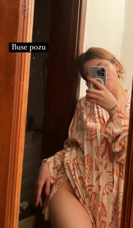 Buse yilmaz modèle sympa des photos