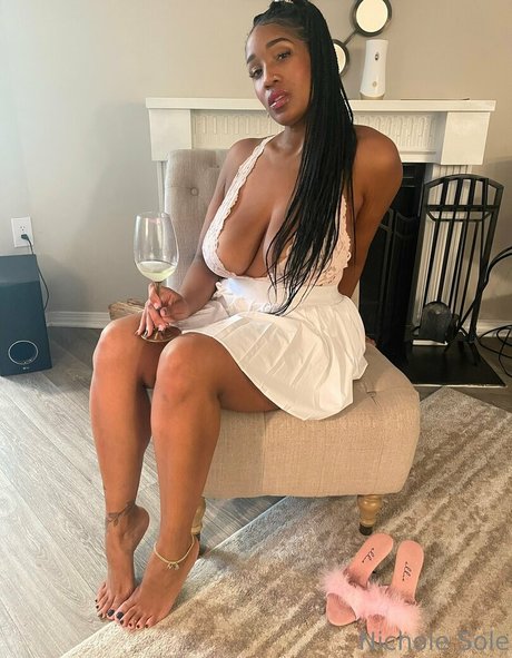 Nichole Sole star du porno nue photo