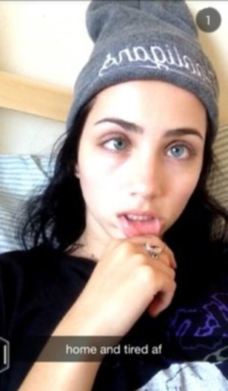 Emily Rudd star du porno adulte collection