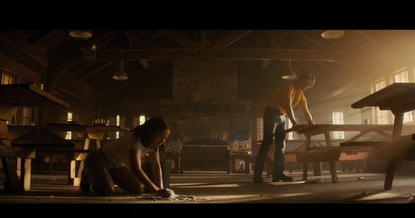 Emily Rudd actrice de nus archive