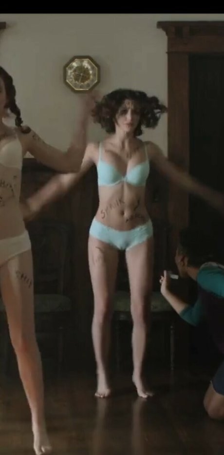 Emily Rudd star pornographique img