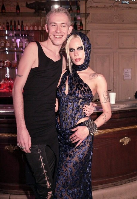 Halsey art modèle archive