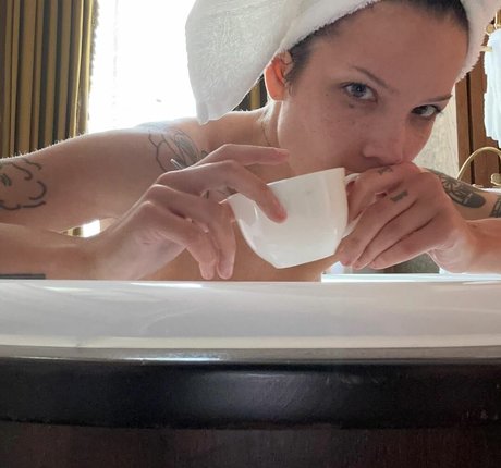 Halsey actrice pornographique des photos