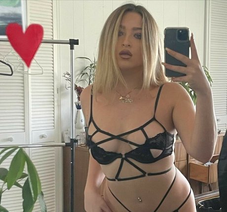 Scarlet Aviram étoile nue collection