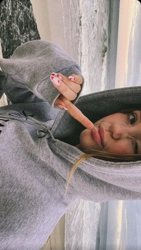 Alyssa Mckay nus étoiles image