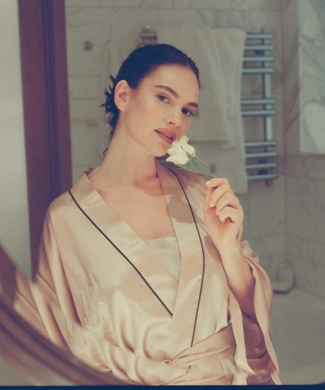 Lily James star du porno de haute qualité images