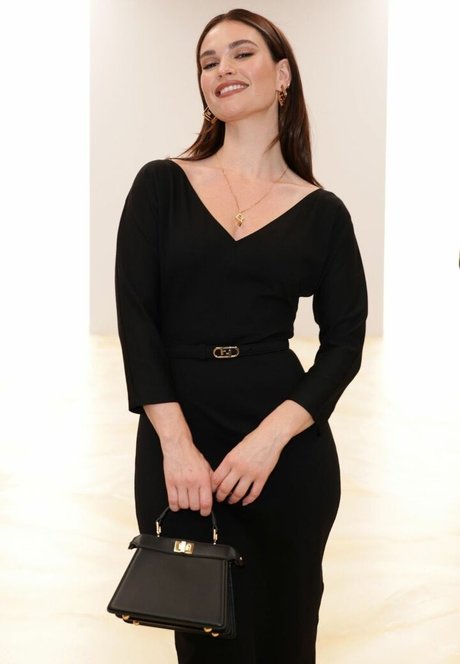 Lily James modèle adulte images