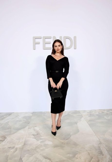 Lily James star du porno chaude photos