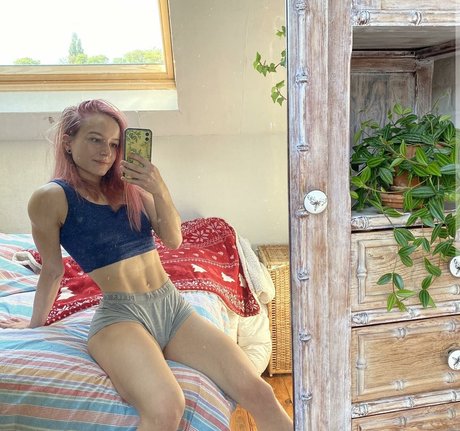 Aline Dessine haut étoile galerie