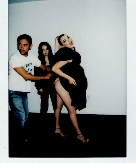 Kim Petras modèles nus des photos