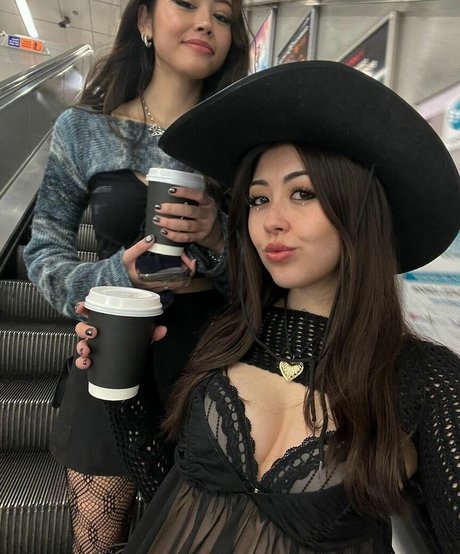 Angelic Lofi ASMR joli modèle des photos