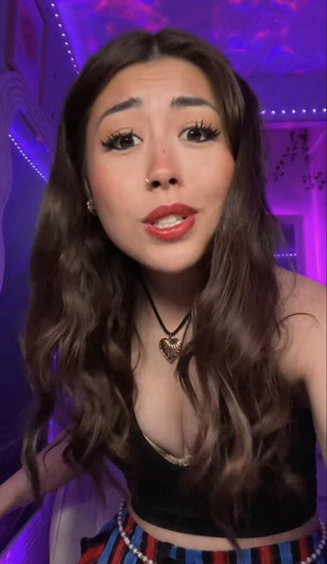 Angelic Lofi ASMR haut de star du porno photos