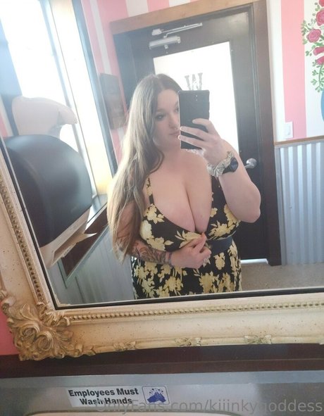 kiiinkygoddess joli modèle photo