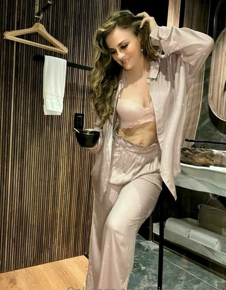 Aura Cristina Geithner haut étoile image