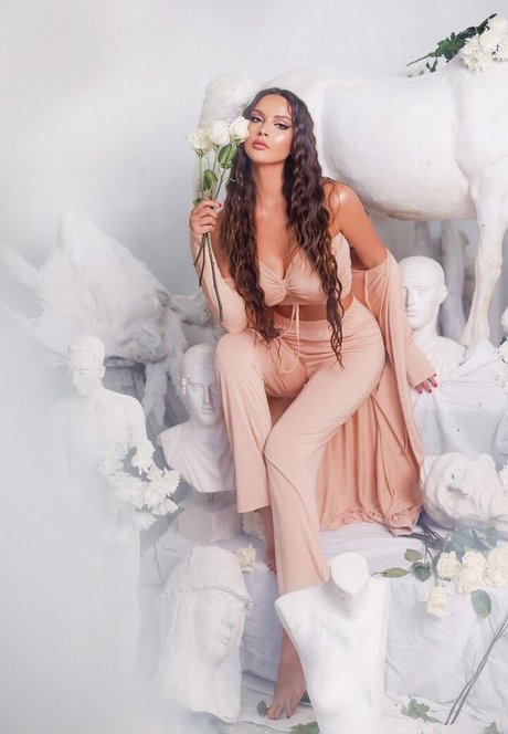 Oriola Marashi star du sexe photo