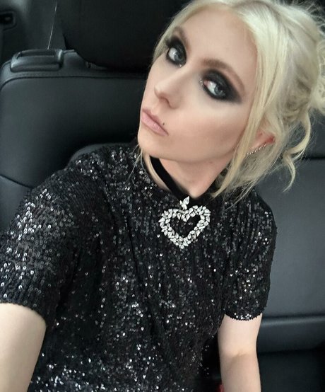 Taylor Momsen modèle porno images