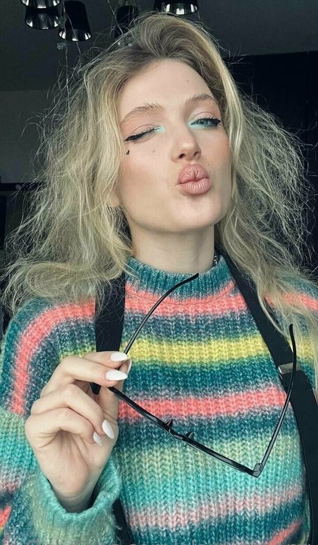 elara moonq modèle érotique collection