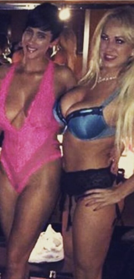 Sheffield Spearmint Rhino modèle nu photos