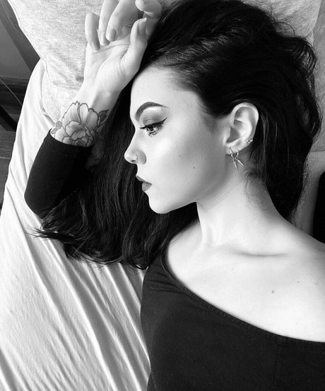 Violet Orlandi modèle porno images