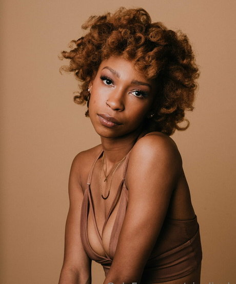 niaaliyah modèle adulte images