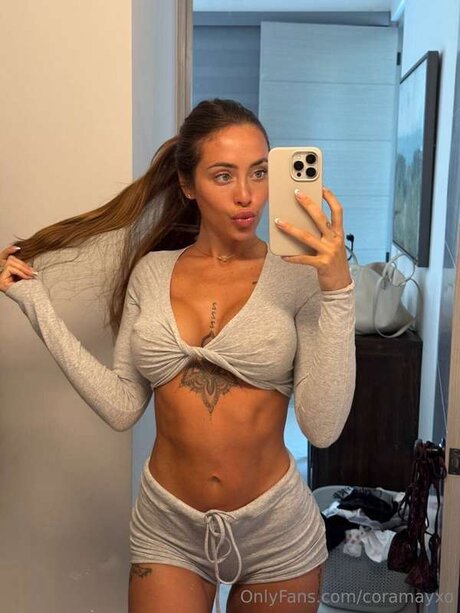 coramayxo modèle joli photo